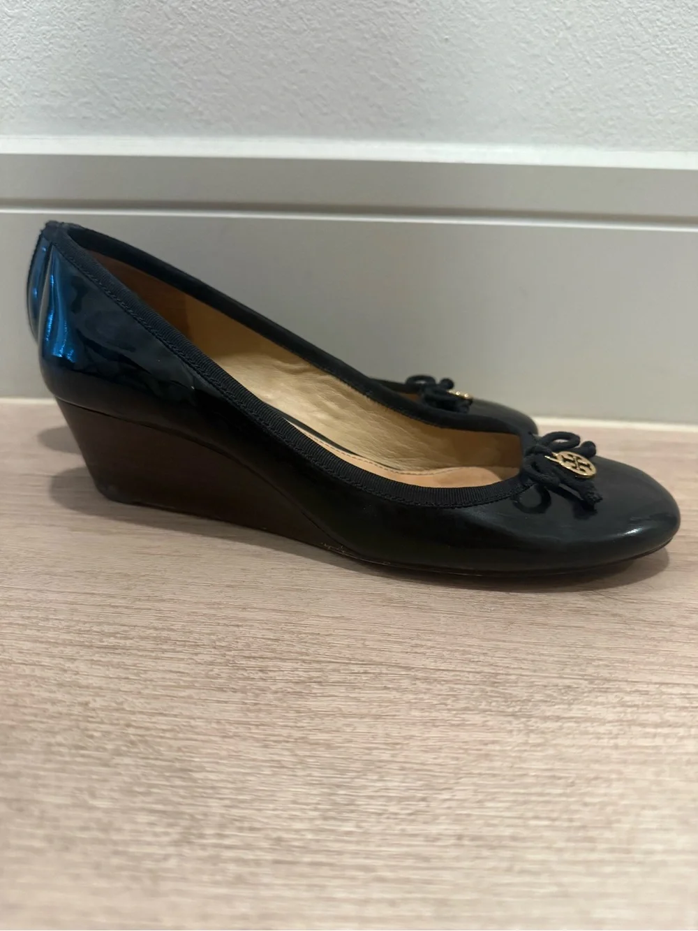 Tory Burch Chelsea Patent Leather Charm Wedge Pumps Black Size 8